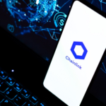 Un celular con el logo de Chainlink.