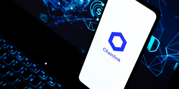 Un celular con el logo de Chainlink.