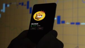 Un teléfono en el que se ve el logo de la criptomoneda BONK.