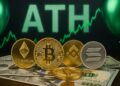 Distintas criptomonedas sobre dólares en efectivo, en el fondo la palabra ATH difuminada, gráficas en verde y globos de fiesta alrededor.