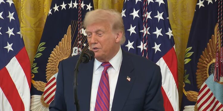 Donald Trump es observado dando declaraciones a los medios de comunicación