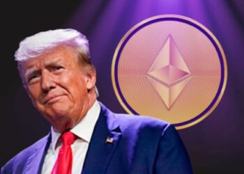Trump con una moneda de ETH en el fondo.