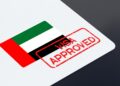 Bandera de Emiratos Árabes Unidos con el sello "visa aprobada".