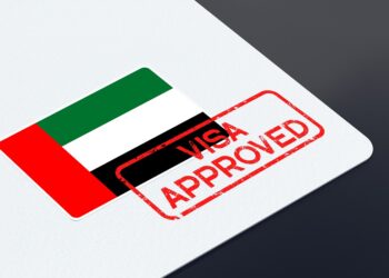 Bandera de Emiratos Árabes Unidos con el sello "visa aprobada".