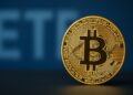 Bitcoin con la palabra ETF de fondo.