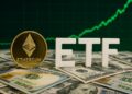 ETH al lado de la palabra ETF, con dólares en el piso y gráficas verdes.