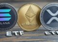Criptomonedas apoyadas sobre una mesa.