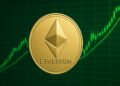 Ethereum con gráficas en verde de fondo.
