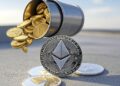 Monedas caen alrededor de una moneda plateada de Ethereum.