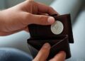 Una billetera con una moneda de Ethereum.