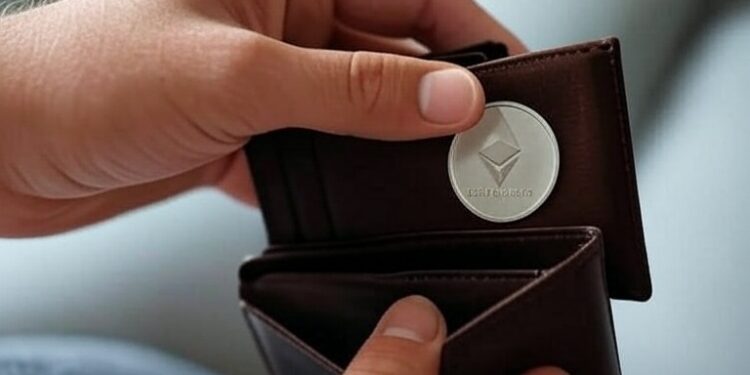 Una billetera con una moneda de Ethereum.