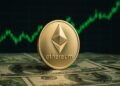 ETH sobre dinero y gráficas de fondo.
