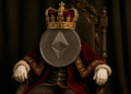Una moneda de ETH personificada, con una corona y sentada en un trono de rey.