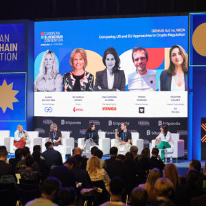 Tarima de la Conferencia European Blockchain Convention con varios ponentes conversando