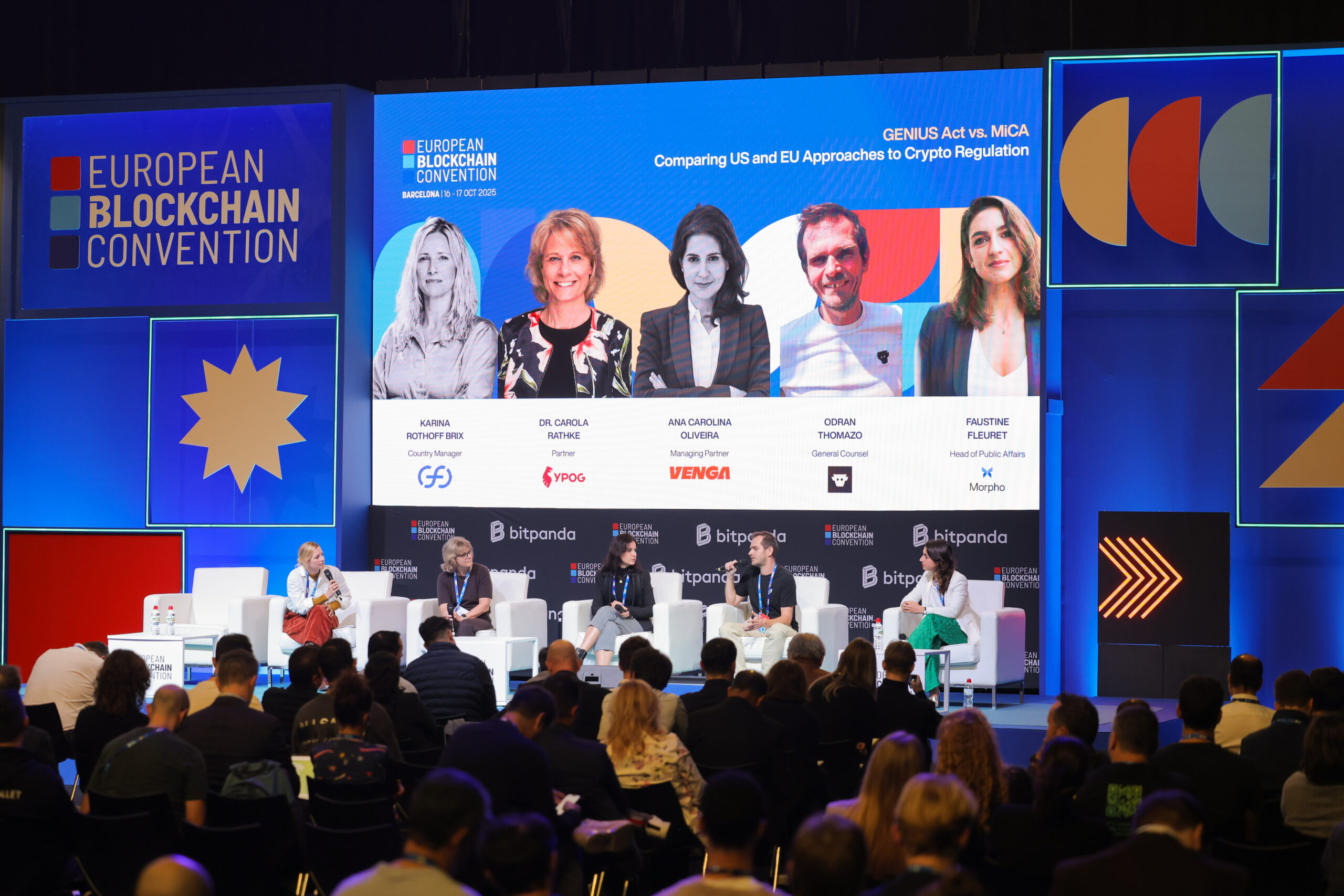 Tarima de la Conferencia European Blockchain Convention con varios ponentes conversando