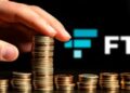 Imagen de una mano tomando dinero y el logo de FTX en el fondo.