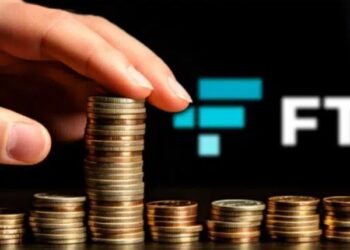 Imagen de una mano tomando dinero y el logo de FTX en el fondo.