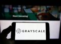 un teléfono móvil con el logo de Grayscale.
