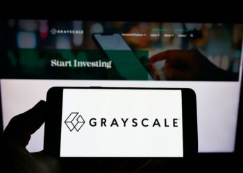 un teléfono móvil con el logo de Grayscale.