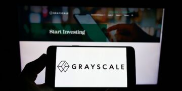 un teléfono móvil con el logo de Grayscale.