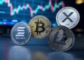 monedas de solana, litecoin y xrp con un fondo de un gráfico bursátil.