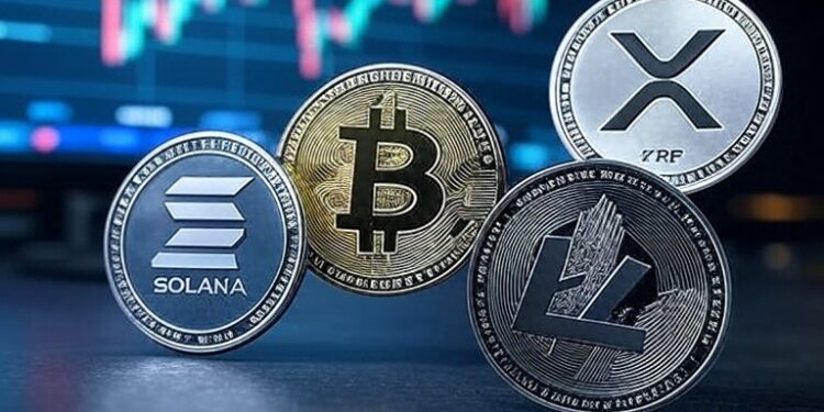monedas de solana, litecoin y xrp con un fondo de un gráfico bursátil.