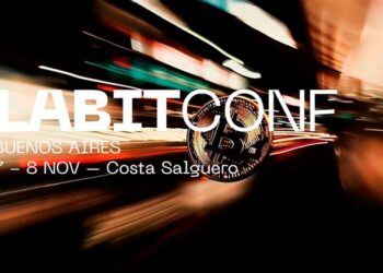 logo de LABITCONF en Buenos Aires sobre moneda de bitcoin estatica sobre fondo con luces difusas