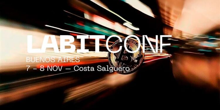 logo de LABITCONF en Buenos Aires sobre moneda de bitcoin estatica sobre fondo con luces difusas