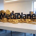 Monedas de bitcoin con el logo de Metaplanet.