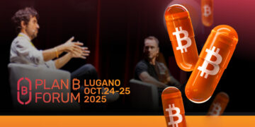 Dos hombres sentados en un sillón, presentes en la conferencia Plan B Lugano 2025 (octubre 24-25). Y para destacar unas cápsulas de color naranja con el logo de Bitcoin