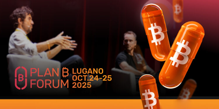 Dos hombres sentados en un sillón, presentes en la conferencia Plan B Lugano 2025 (octubre 24-25). Y para destacar unas cápsulas de color naranja con el logo de Bitcoin