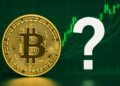 Bitcoin al lado de un signo de interrogación y gráficas verdes de fondo.