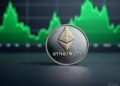 Una moneda de Ethereum delante de una pantalla de gráficos de precio.