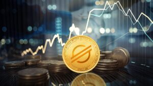 moneda de stellar entre monedas apiladas con grafico de precio y personas estrechando sus manos en el fondo