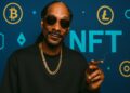 Snoop Dogg con criptomonedas alrededor.