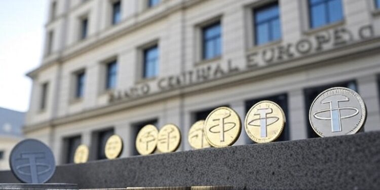 Banco Central de Europa en el fondo y monedas de Tether al frente.