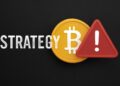 Strategy, bitcoin y símbolo de alerta.