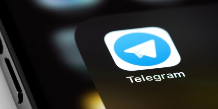 Un celular con el logo de Telegram.