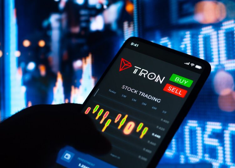Teléfono móvil con tron en la pantalla.