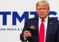 Trump con el logo de TMTG detrás y bitcoin