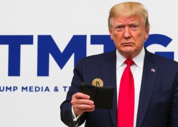 Trump con el logo de TMTG detrás y bitcoin