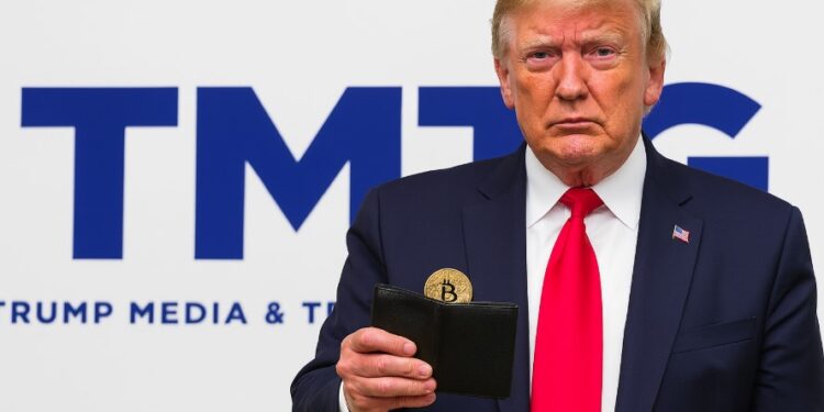 Trump con el logo de TMTG detrás y bitcoin