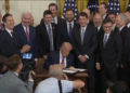 Trump firmó la Ley GENIUS en presencia de sus impulsores y actores del sector de criptomonedas. Fuente: White House.