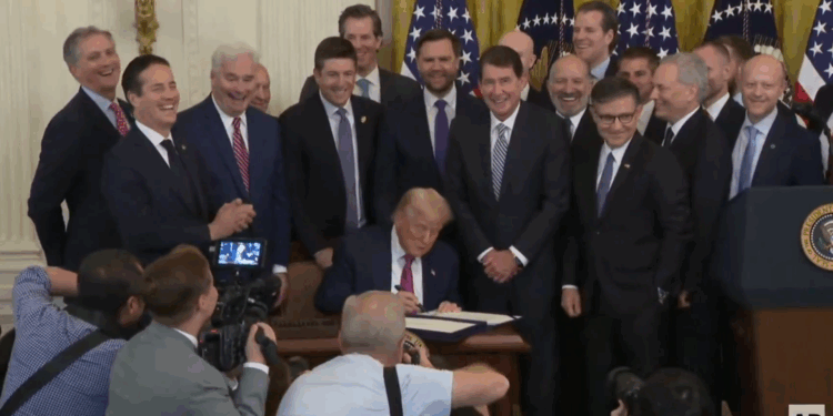 Trump firmó la Ley GENIUS en presencia de sus impulsores y actores del sector de criptomonedas. Fuente: White House.