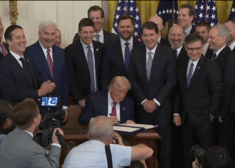 Trump firmó la Ley GENIUS en presencia de sus impulsores y actores del sector de criptomonedas. Fuente: White House.