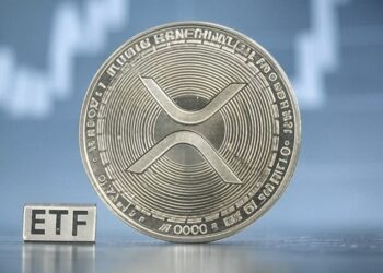 Una moneda de XRP junto a las siglas ETF.