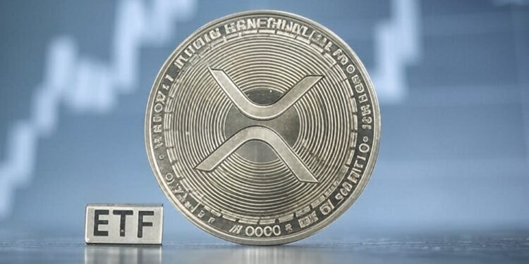 Una moneda de XRP junto a las siglas ETF.