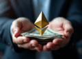 logo de Ethereum y unas manos con dinero.