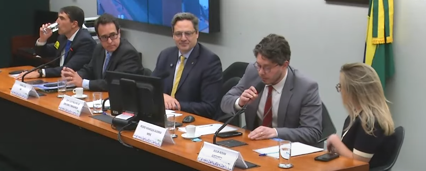 Deputados debaten sobre la posibilidad de que Brasil tenga una reserva estratégica de bitcoin.