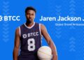 Jaren Jackson Jr. sosteniendo un balón de baloncesto